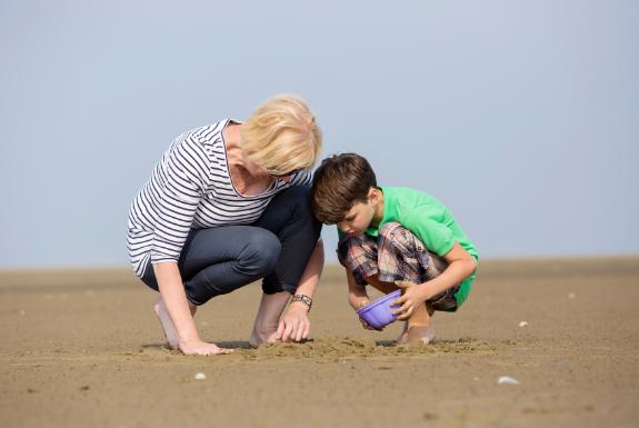 Schelpjes zoeken op het strand | Strandpark Duynhille