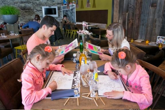 Kinderen met kleurplaat | Strandpark Duynhille