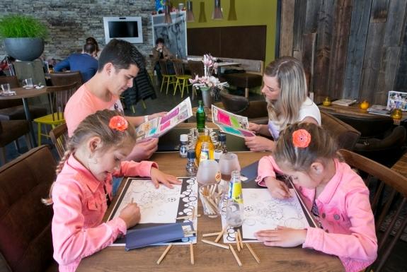 Kinderen met kleurplaat | Strandpark Duynhille